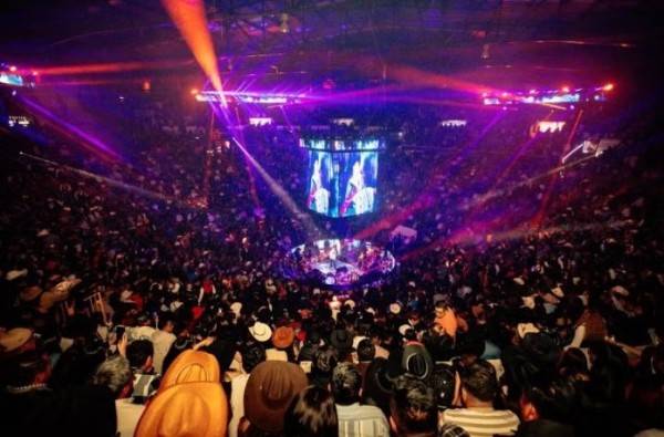 Alfredo Olivas detiene su concierto por misterioso “regalo” en pleno Palenque
