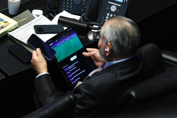 Captan a Adán Augusto López atento a partido de Futbol en plena comparecencia de titular de Hacienda