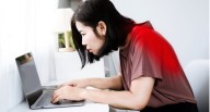 “Joroba tecnológica”: malas posturas frente a celulares y computadoras aumentan casos en jóvenes