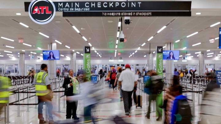 Alertan sobre posible caos en aeropuertos de Estados Unidos por el cierre del Gobierno: "Estamos entrando en una temporada de vacaciones"