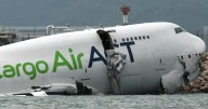 Un avión se salió de la pista, chocó un vehículo y cayó al mar: dos muertos