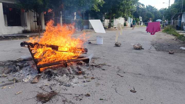 Queman llantas, cajas y maderas en protesta por la falta de luz en la Mulsay