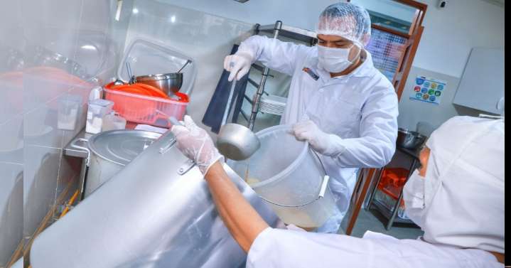 Ministra Lesly Shica y presidente José Jerí supervisan preparación de desayunos escolares en Puente Piedra