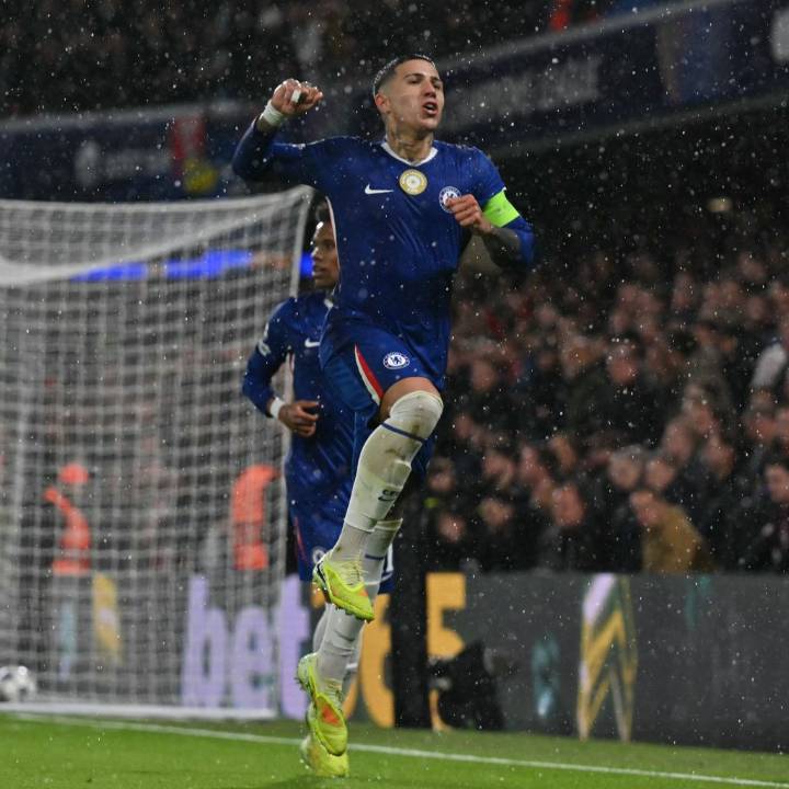 Chelsea goleó con un penal de Enzo Fernández