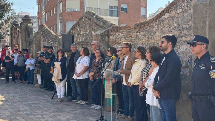 El barro de la dana se convierte en placa conmemorativa en la plaza dedicada al voluntariado en Sueca
