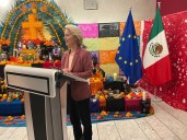 Presidenta de la Unión Europea inaugura altar de muertos