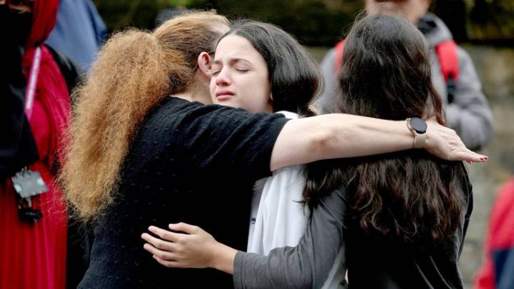 'We heard the bang, bang': Eyewitnesses describe the moment Manchester synagogue attack unfolded