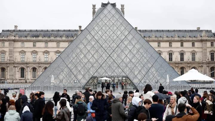 El Museo del Louvre transfiere joyas al Banco de Francia tras robo