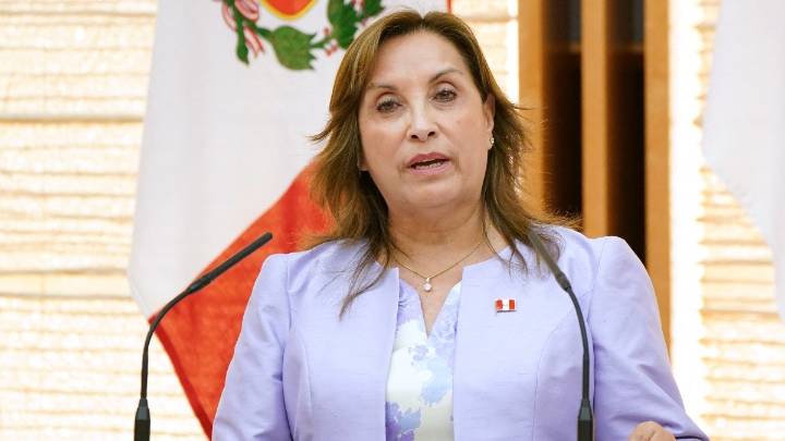 Fiscalía de Perú pide prohibir salida del país a Dina Boluarte tras su destitución