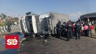 Derrame de combustible tras volcadura de camión de pollos