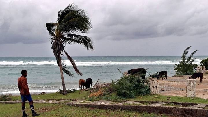 Cubanos se refugian lejos de la costa ante la llegada de huracán Melissa