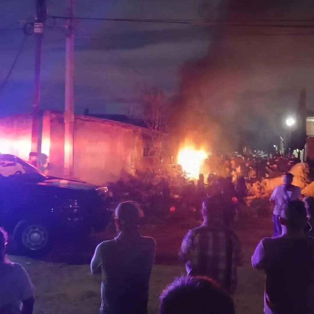LINCHAN A DOS «MOTO LADRONES» EN SAN MARTÍN CUAUTLALPAN, CHALCO;  UNO MURIÓ AL SER QUEMADO