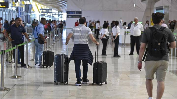Bruselas abre un expediente a España por impedir a las aerolíneas cobrar por la maleta de mano
