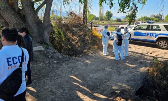 Hallan maletas con restos humanos  en un canal de regadío en Pudahuel