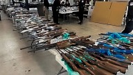 Padre e hijo son detenidos en Texas por intentar ingresar al menos 400 armas a México