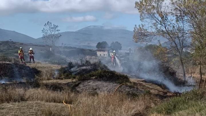 Extinguido un incendio de vegetación en Bolmir, Campoo de Enmedio