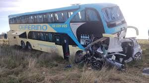 Un muerto tras un accidente entre un micro de larga distancia, una camioneta y un auto en la ruta 3