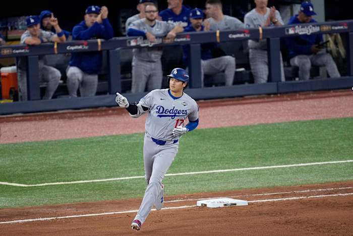 Dodgers manager Dave Roberts doesn't think slugger Shohei Ohtani heard Toronto fans' taunts