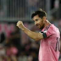 Messi brace lifts Inter, Mueller grabs game