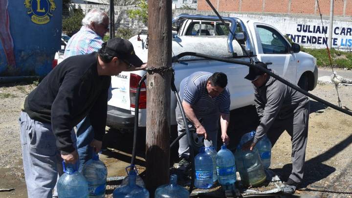 Indignados por escasez de agua bloquean cargaderos de camiones