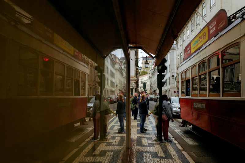Portugal sees stronger growth in budget bill, cuts taxes for families, companies