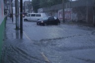 Tromba vuelve a pegar a Iztapalapa; reportan severas inundaciones y afectaciones en paradero de Santa Martha