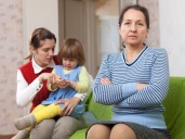Qué significa cruzar los brazos al hablar, según la psicología