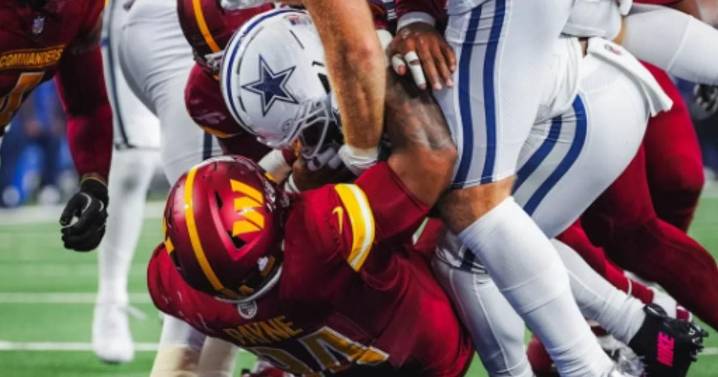 Prescott brilla y Cowboys aplastan a Commanders