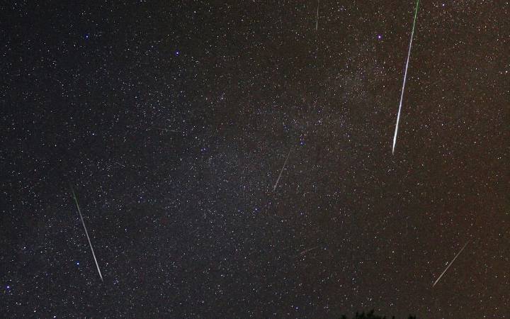 Oriónidas 2025 llega a su punto máximo: ¿cuándo y cómo ver la lluvia de meteoros?
