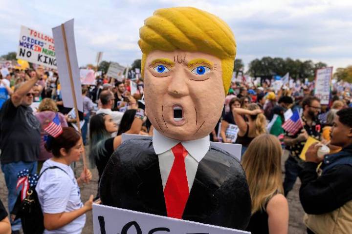 Miles de personas en EU protestan contra Trump