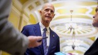 “Nadie debería hablar con terroristas y no podemos cooperar con personas que trabajan con terroristas”: Rick Scott frente a polémica solicitud de cofundador del Tren de Aragua para ser incluido en la 