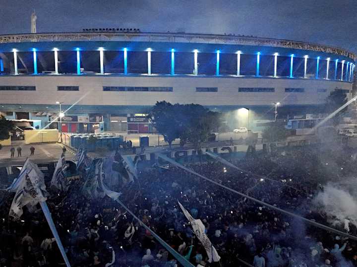Los hinchas de Racing respondieron al llamado de Costas y armaron un multitudinario banderazo para apoyar al equipo antes de Flamengo