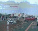 TRÁILER TIPO FULL SE SALIÓ DE LA CARRETERA SAN LUIS POTOSÍ-QUERÉTARO; HAY VEHÍCULOS AFECTADOS