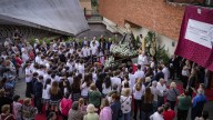 Más de un millar de niños y jóvenes arropan a la Soledad en su primera visita al barrio de La Paz