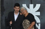 Merecida distinción para la mujer que acompañó a su hijo no vidente durante su carrera universitaria