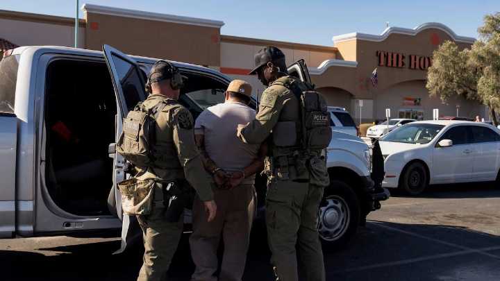Cazarrecompensas y redadas: la sombra de las deportaciones sobre los latinos