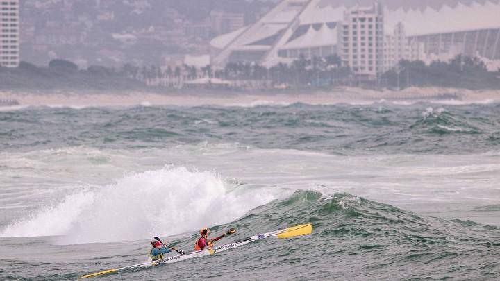 Olas de tres metros rompiendo en la orilla: así fue la gesta del riosellano Bouzán en el Mundial de kayak de mar, en Durban (Sudáfrica)