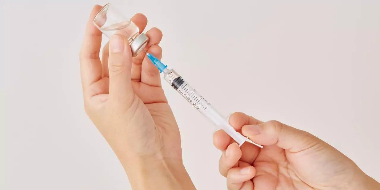 ¿Quiénes deben vacunarse y quiénes no en la campaña invernal 2025?
