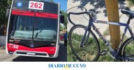 Un ciclista pasó en rojo y un colectivo lo chocó: fue hospitalizado con un fuerte golpe en la cabeza