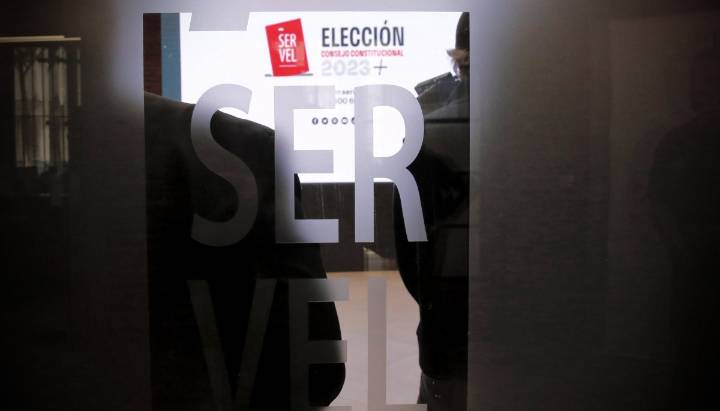 Billetera fiscal en jaque: Ministerio del Interior deja en suspenso el ahorro de $6.000 millones que el Servel destina a diarios de papel