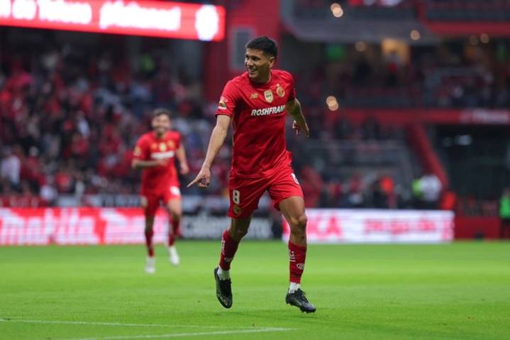 Toluca golea a Querétaro y se afianza en el liderato