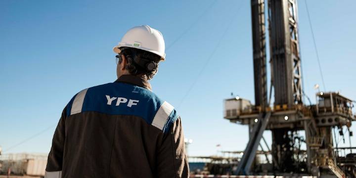 Cuál es el gigante del petróleo árabe que está a un paso de ingresar al proyecto de GNL liderado por YPF