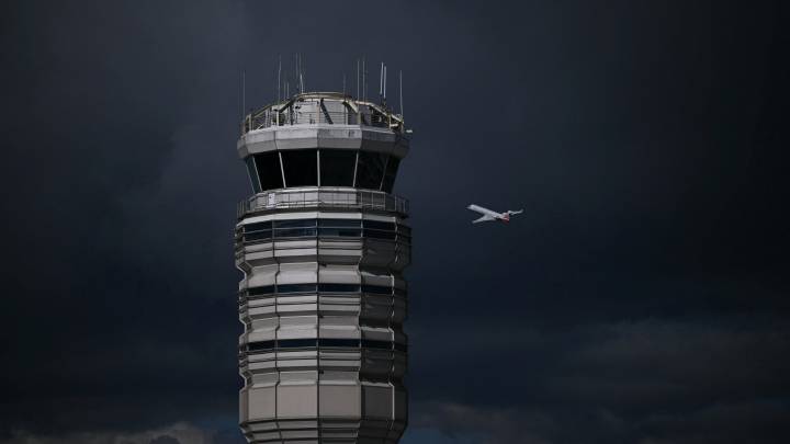 Government shutdown: Air traffic controllers get partial pay