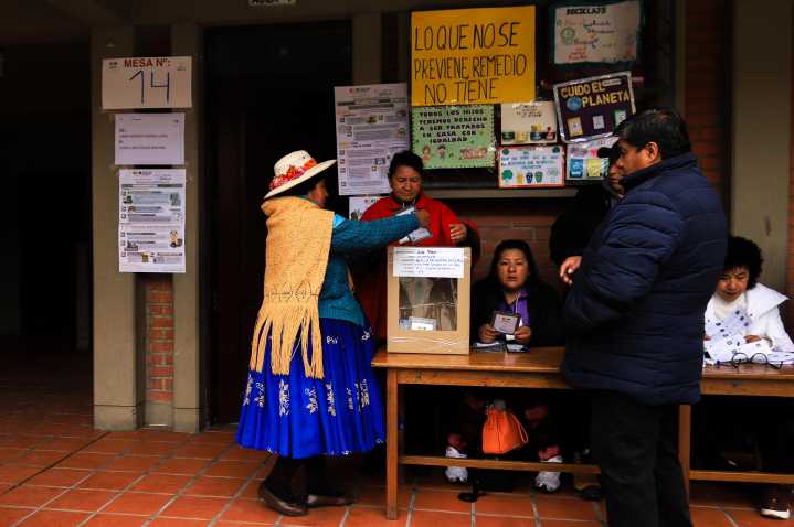 Cerraron mesas electorales para comenzar conteo de votos en segunda vuelta presidencial de Bolivia