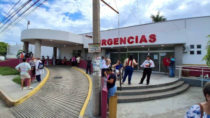 Evacuan a 117 personas del ISSSTE Mazatlán por posible derrame de químicos