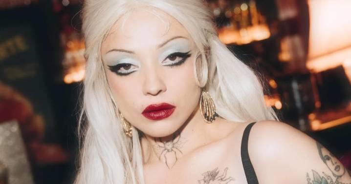 Mon Laferte confiesa sus comienzos humildes y difíciles en México: “Lloré el día que volvió la luz a mi casa”