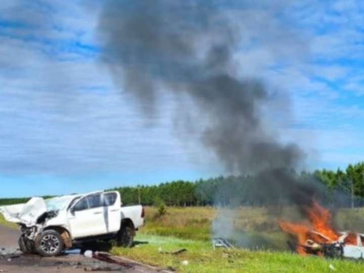 Cuatro muertos en Corrientes por el choque frontal de dos camionetas: una de ellas se incendió