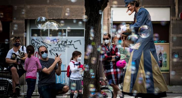 Eslovaquia prohíbe ir a más de 6 km/h en veredas: una polémica ley que se suma a otras extrañas y absurdas normativas en el mundo