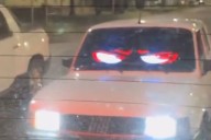 "Gordas no": el particular cartel luminoso de este auto que se hizo viral