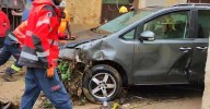 Los bomberos retiran un coche del barro, esta mañana, en Godall, en el Montsià